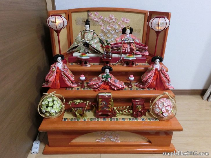 雛人形を買うなら「久宝堂」がおすすめ！コンパクトな3段飾りで飾り付けを楽しもう。 | シンプルに好きなこと。