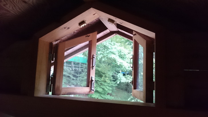 ちはや園地金剛山キャンプ場バンガローのロフト小窓