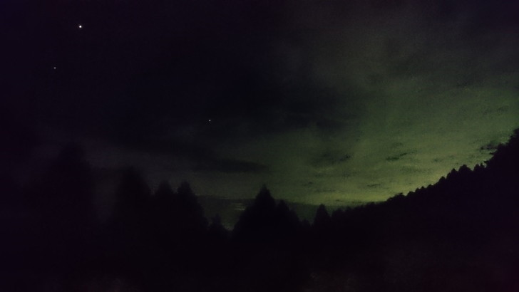 ちはや園地金剛山キャンプ場バンガローのベランダで夜空を見る