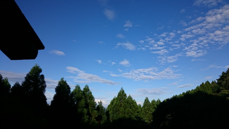 ちはや園地金剛山キャンプ場バンガローのベランダで青空を見る