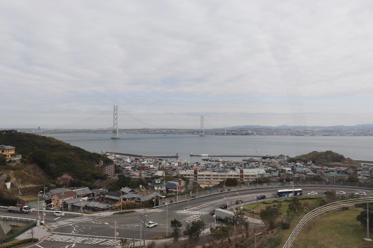 淡路SA(サービスエリア)の大観覧車から明石海峡大橋を望む