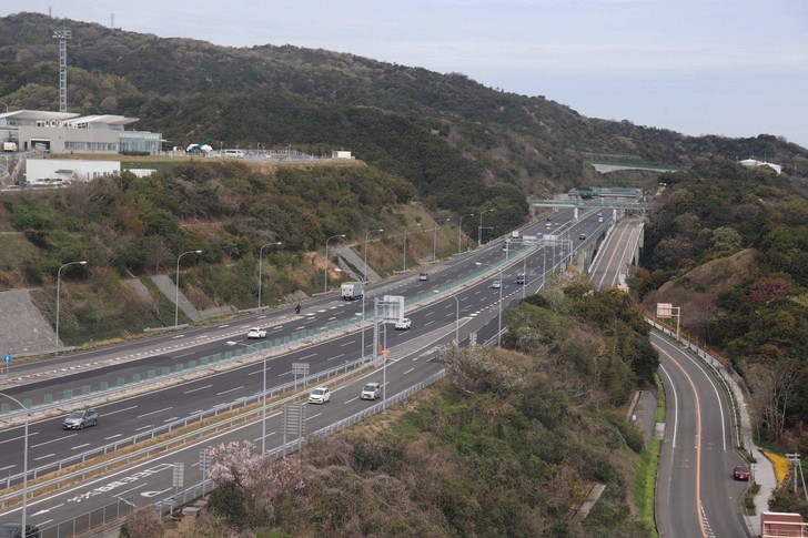 淡路SA(サービスエリア)の大観覧車から神戸淡路鳴門自動車本州方面を見る