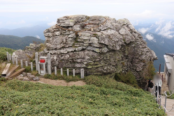 四国剣山山頂の「剣山本宮宝蔵石神社」の巨石