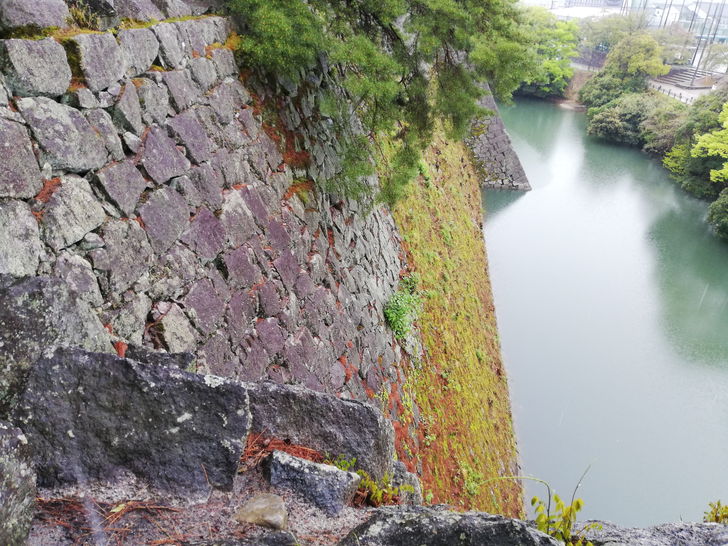 伊賀上野城の高石垣はどこまで続いているのでしょうか？