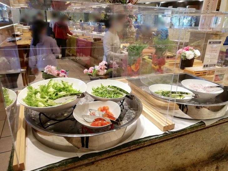 鈴鹿サーキットホテルの朝食ビュッフェバイキングの新鮮野菜のサラダバー
