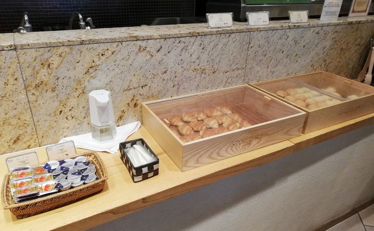 鈴鹿サーキットホテルの朝食ビュッフェバイキングのパン