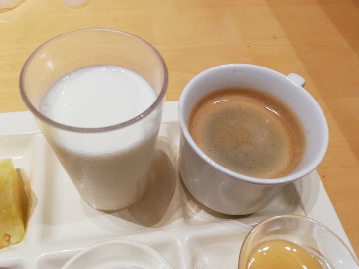 鈴鹿サーキットホテルの朝食ビュッフェバイキングで食べたコーヒー・牛乳・ジュース